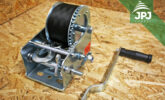 Manual winch with textile band